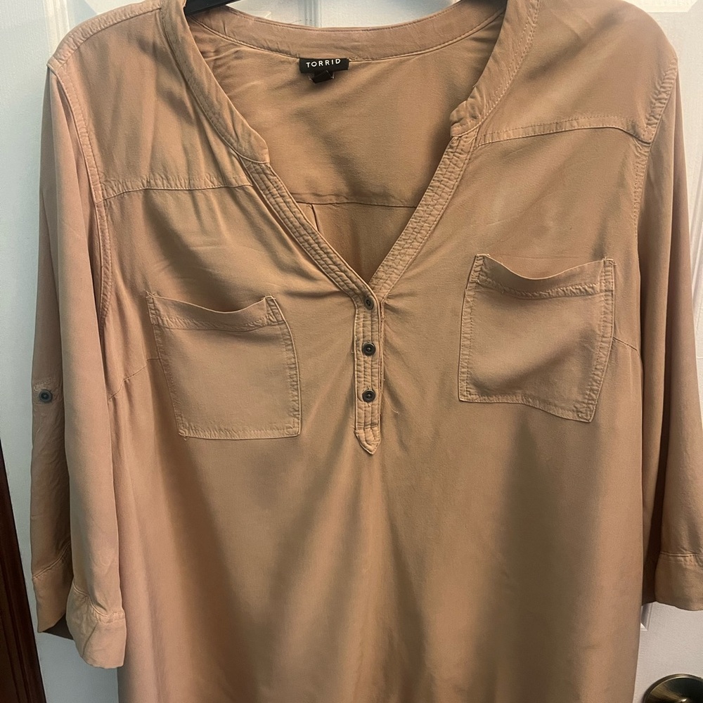 Torrid Size 4 Beige Half Button 3-4 Sleeve Blouse